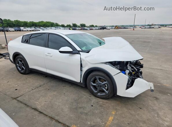 3KPFT4DE7SE245192 2025 KIA K4 Белый Передняя правая четверть
