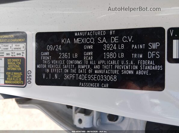3KPFT4DE9SE033068 2025 KIA K4 White Vista del compartimento del motor