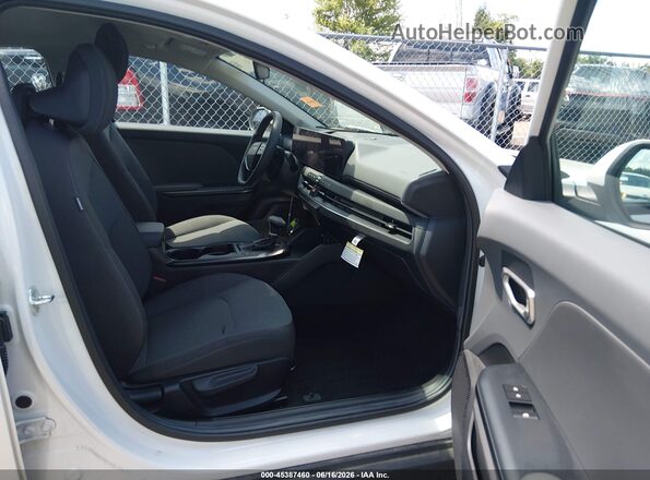 3KPFT4DE9SE033068 2025 KIA K4 White Vista interior delantera