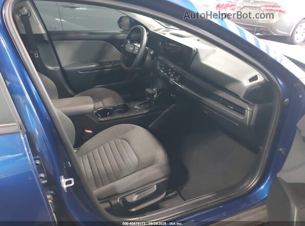 3KPFU4DE1SE016004 2025 KIA K4 Blue Vista interior delantera