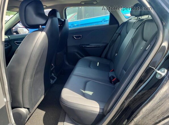 3KPFU4DE1SE056308 2025 KIA K4 Black Widok tylnych siedzeń
