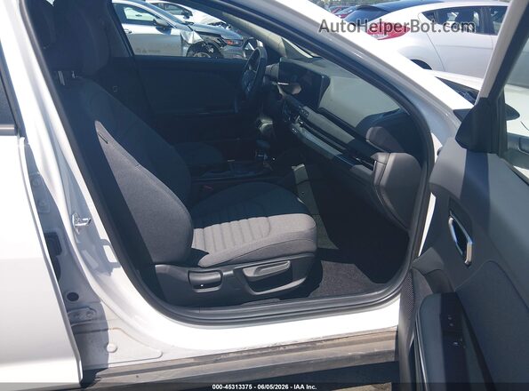 3KPFU4DE1SE150589 2025 KIA K4 White Widok wnętrza z przodu