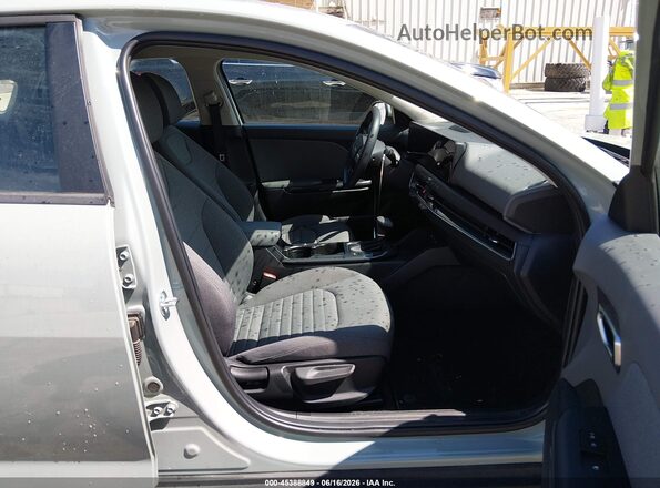3KPFU4DE2SE123336 2025 KIA K4 Green Սալոնի դիմացի տեսք