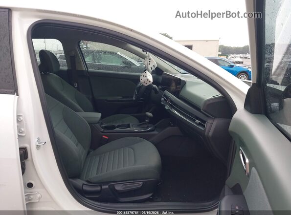 3KPFU4DE2SE178580 2025 KIA K4 White Вид салону спереду