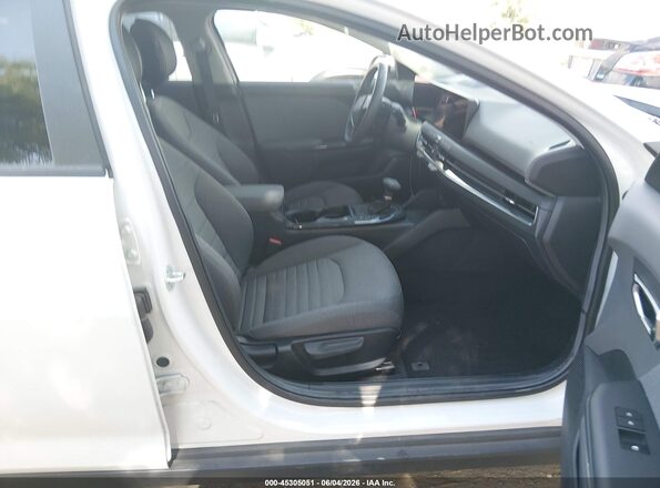 3KPFU4DE3SE083588 2025 KIA K4 White წინა სალონის ხედი