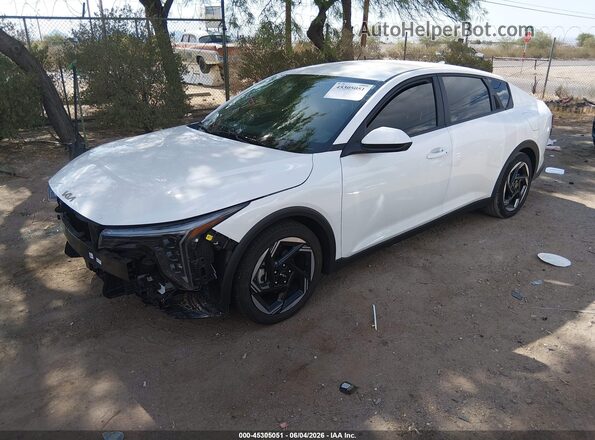 3KPFU4DE3SE083588 2025 KIA K4 White წინა მარცხენა ხედი სამი მეოთხედიდან