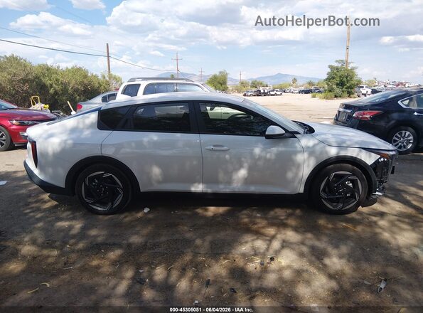 3KPFU4DE3SE083588 2025 KIA K4 White ხელსაწყოთა პანელის ხედი