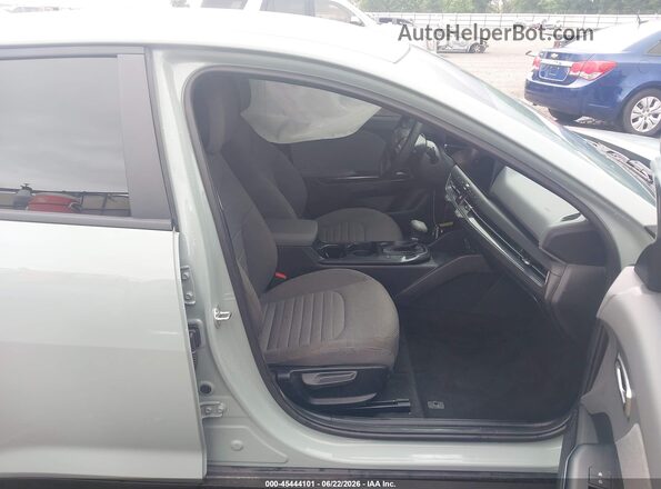 3KPFU4DE5SE213841 2025 KIA K4 Light Blue Widok wnętrza z przodu