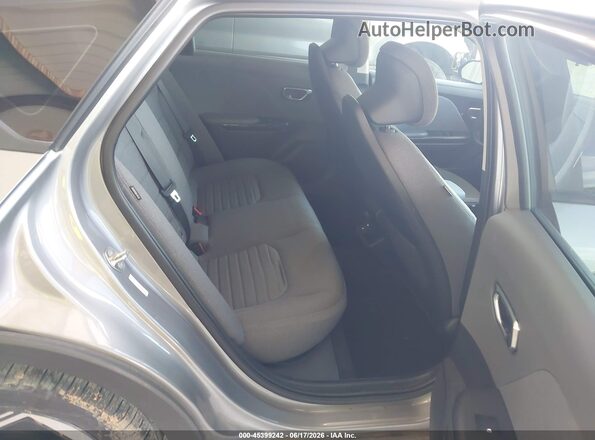 3KPFU4DE6SE008318 2025 KIA K4 Gray VIN კოდის სტიკერის ხედი