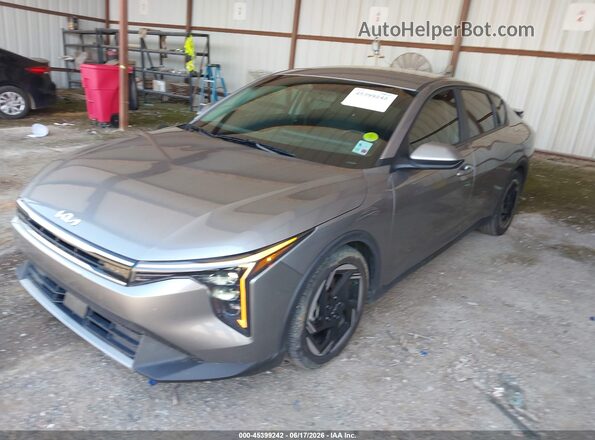 3KPFU4DE6SE008318 2025 KIA K4 Gray წინა მარცხენა ხედი სამი მეოთხედიდან