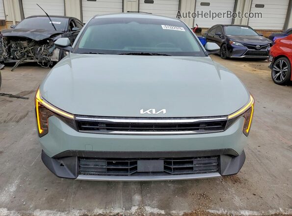 3KPFU4DE8SE015478 2025 KIA K4 Серый Вид спереди