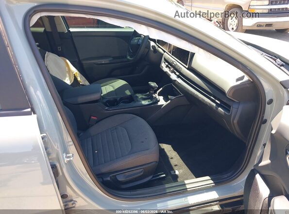 3KPFU4DE9SE004182 2025 KIA K4 Turquoise Սալոնի դիմացի տեսք