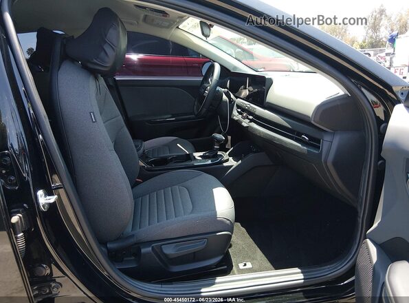 3KPFU4DE9SE015506 2025 KIA K4 Black Вид салону спереду