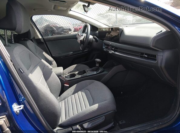 3KPFU4DEXSE205864 2025 KIA K4 Dark Blue Widok wnętrza z przodu