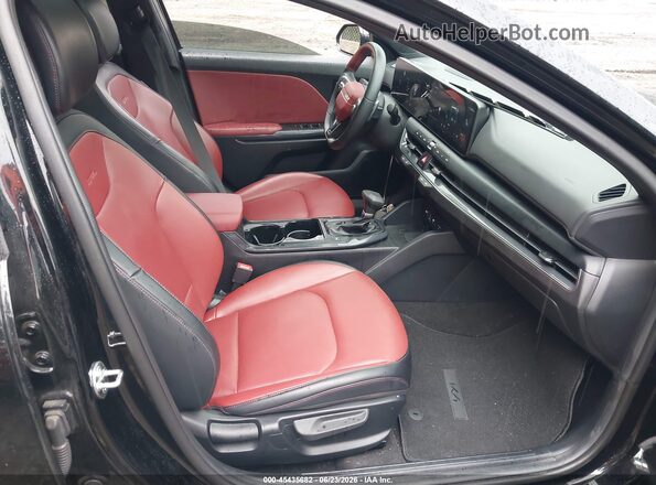 3KPFW4DE5SE040896 2025 KIA K4 Black წინა სალონის ხედი