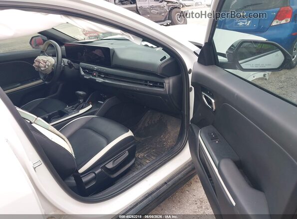 3KPFW4DE5SE142280 2025 KIA K4 White Սալոնի դիմացի տեսք