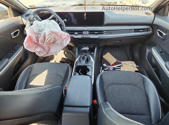 3KPFW4DE5SE154641 2025 KIA K4 Black Vista del salpicadero