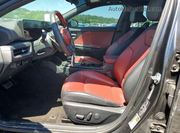 3KPFW4DE6SE036517 2025 KIA K4 Charcoal Front interior view