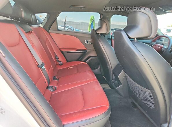 3KPFW4DEXSE053062 2025 KIA K4 White Vista de los asientos traseros