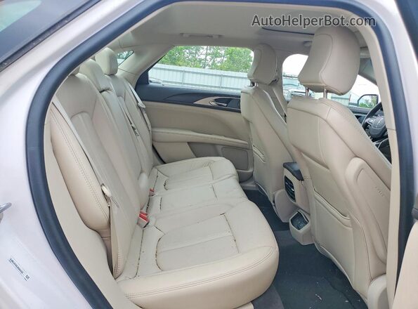 3LN6L5F95LR606429 2020 LINCOLN MKZ White Rear seats view