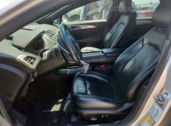 3LN6L5FC5HR613982 2017 LINCOLN MKZ Silver Widok wnętrza z przodu