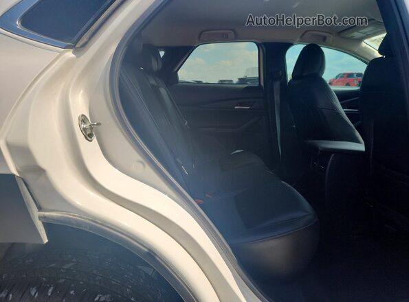 3MVDMABL8MM319473 2021 MAZDA CX-30 White Rear interior view