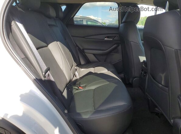 3MVDMBBM4RM676686 2024 MAZDA CX-30 Silver Widok wnętrza z tyłu