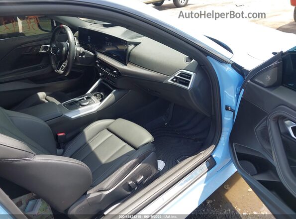 3MW43CM05S8F24979 2025 BMW M2 Blue Vista interior delantera