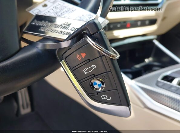 3MW49FF06P8C88735 2023 BMW M3 White Առջևի վահանակի տեսք