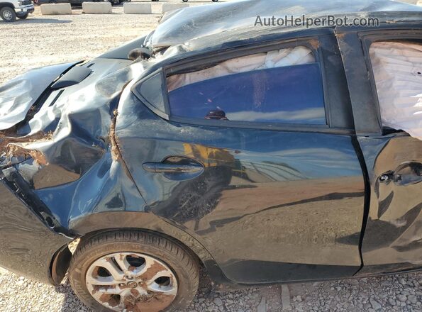 3MYDLBYV1HY176983 2017 TOYOTA YARIS Black Vista de los asientos traseros