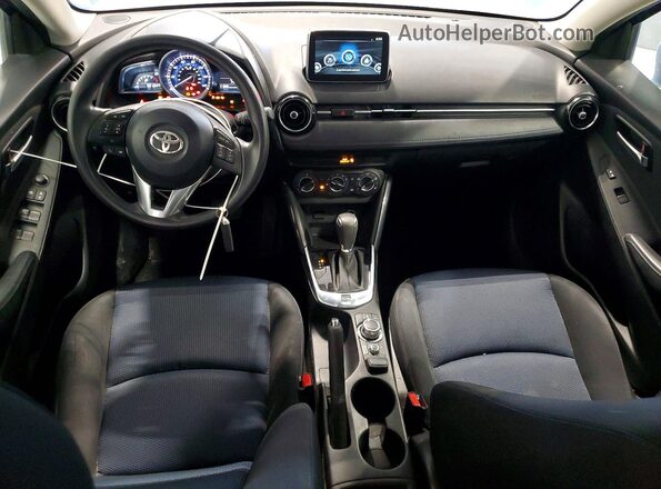3MYDLBYV1HY185392 2017 TOYOTA YARIS Синий Вид панели приборов