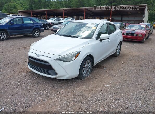 3MYDLBYV1JY330050 2018 TOYOTA YARIS IA Белый Передняя левая четверть