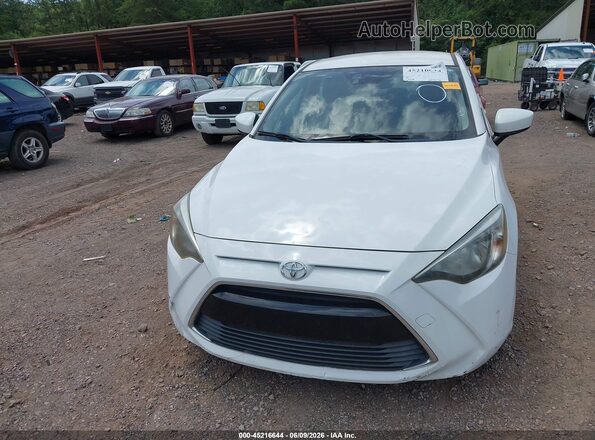 3MYDLBYV1JY330050 2018 TOYOTA YARIS IA Белый Вид щитка приборов