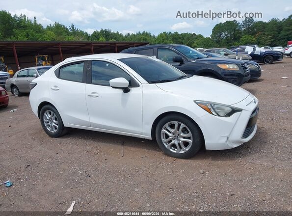 3MYDLBYV1JY330050 2018 TOYOTA YARIS IA Белый Вид задней части салона