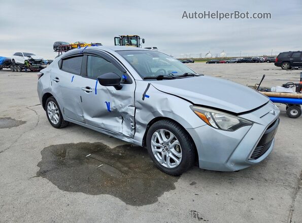 3MYDLBYV1JY331778 2018 TOYOTA YARIS Серебряный Передняя правая четверть
