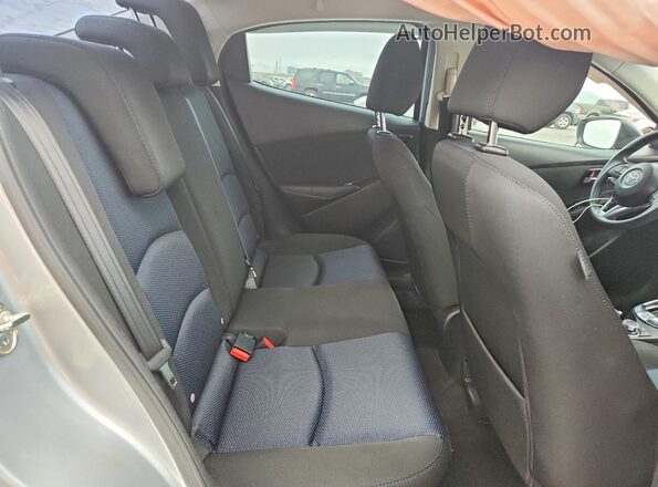 3MYDLBYV1JY331778 2018 TOYOTA YARIS Серебряный Вид задних сидений