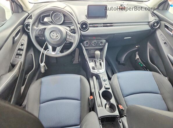 3MYDLBYV1JY331778 2018 TOYOTA YARIS Серебряный Вид панели приборов