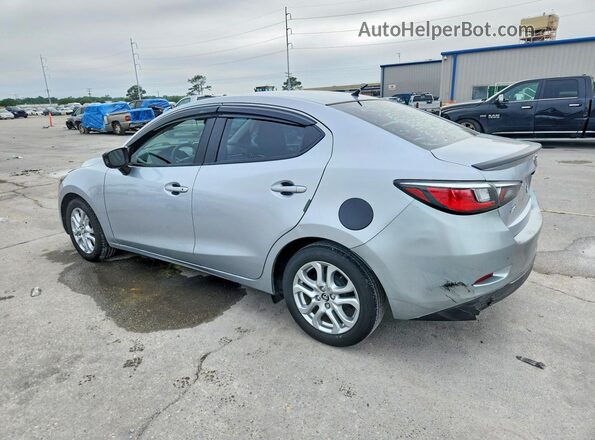3MYDLBYV1JY331778 2018 TOYOTA YARIS Серебряный Задняя левая четверть