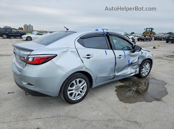 3MYDLBYV1JY331778 2018 TOYOTA YARIS Серебряный Задняя правая четверть