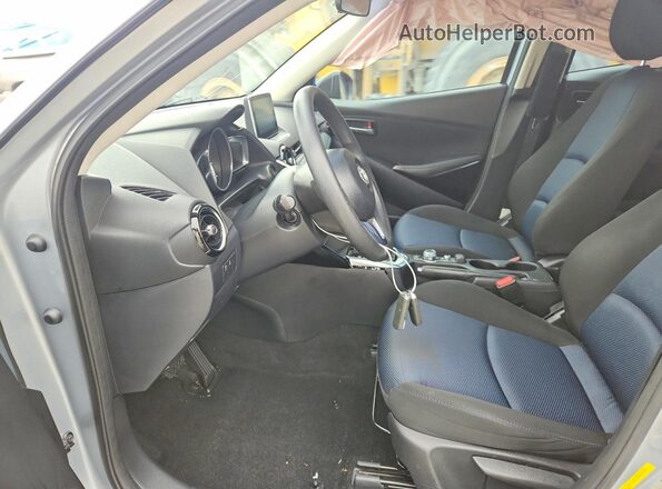 3MYDLBYV1JY331778 2018 TOYOTA YARIS Серебряный Вид салона спереди