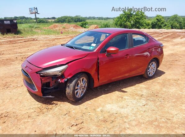 3MYDLBYV2JY306131 2018 TOYOTA YARIS IA Red Առջևի ձախ երեք քառորդ տեսարան