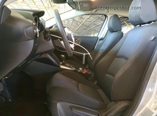 3MYDLBYV3JY309779 2018 TOYOTA YARIS Серебряный Вид салона спереди