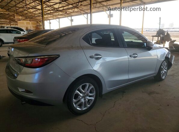 3MYDLBYV3JY309779 2018 TOYOTA YARIS Серебряный Задняя правая четверть