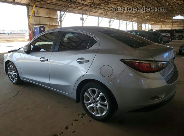 3MYDLBYV3JY309779 2018 TOYOTA YARIS Серебряный Задняя левая четверть