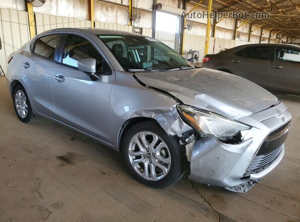 3MYDLBYV3JY309779 2018 TOYOTA YARIS Серебряный Передняя правая четверть