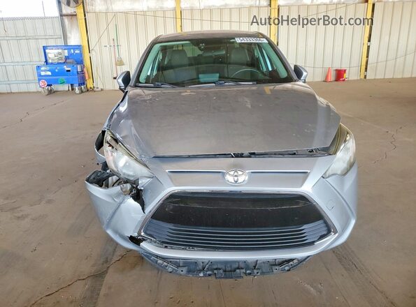 3MYDLBYV3JY309779 2018 TOYOTA YARIS Серебряный Вид спереди