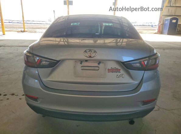 3MYDLBYV3JY309779 2018 TOYOTA YARIS Серебряный Вид сзади