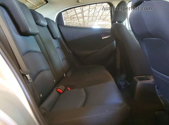 3MYDLBYV3JY309779 2018 TOYOTA YARIS Серебряный Вид задних сидений