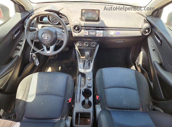 3MYDLBYV3JY323309 2018 TOYOTA YARIS Red Widok deski rozdzielczej