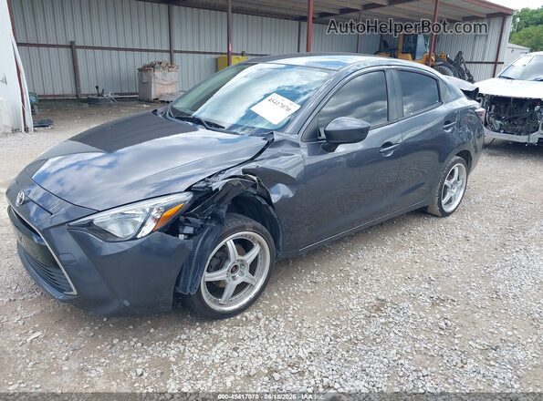 3MYDLBYV3JY324945 2018 TOYOTA YARIS IA Серый Передняя левая четверть